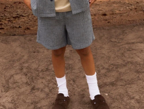 Dreng klædt i mørkeblå shorts med sildebensmønster og bindebånd fra Name It 13242673 navy blazer